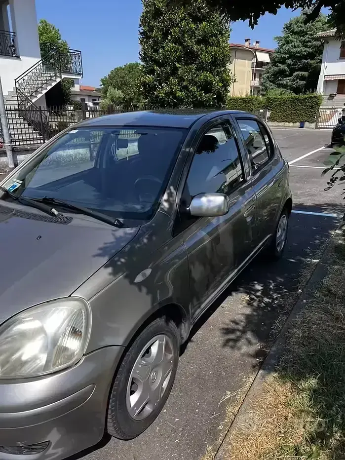 Usata Toyota Yaris 65 CV (47 kW) 2005 Grigio Berlina