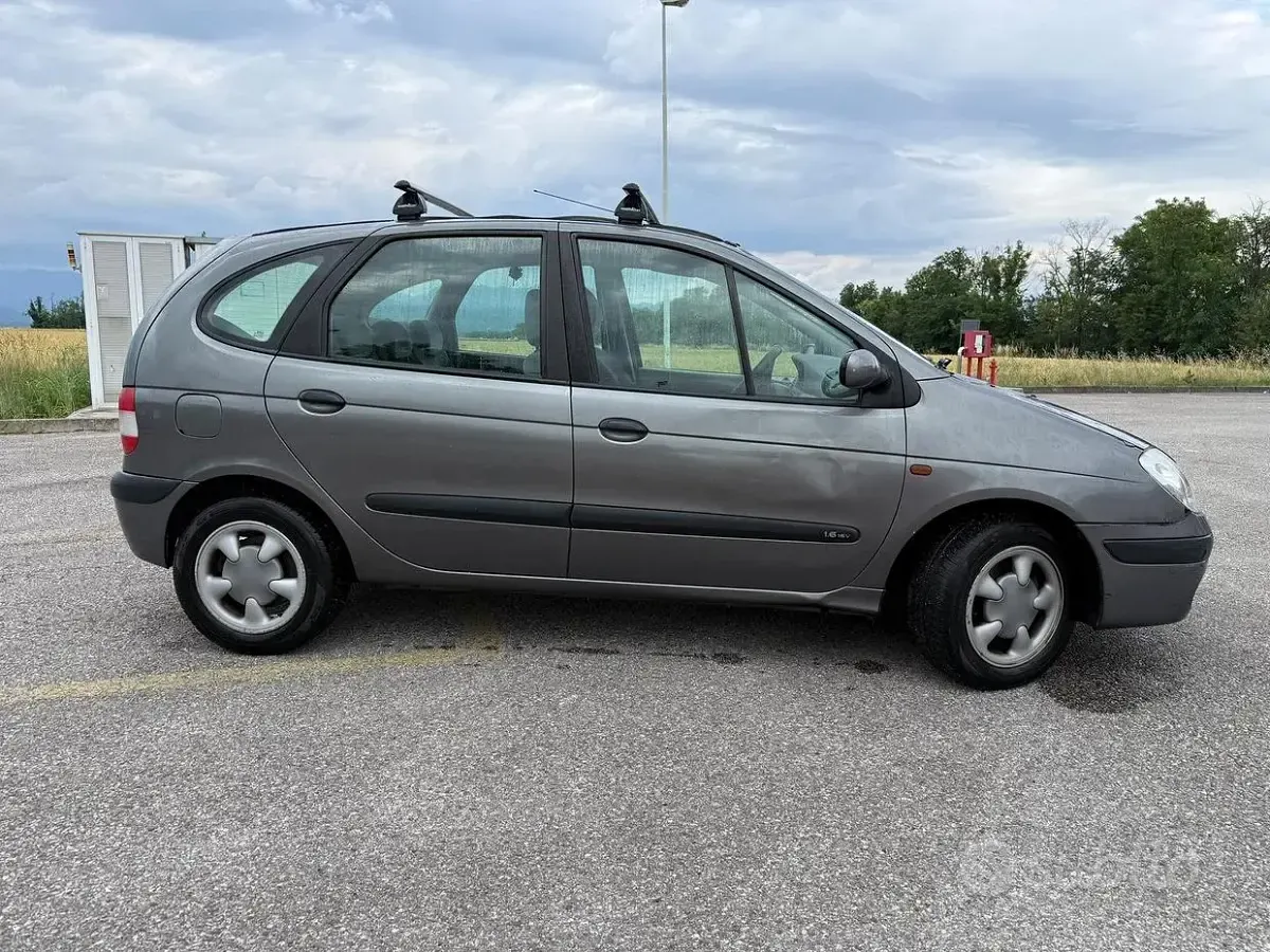 Usata Renault Scénic 107 CV (78 kW) 2003 Monovolume