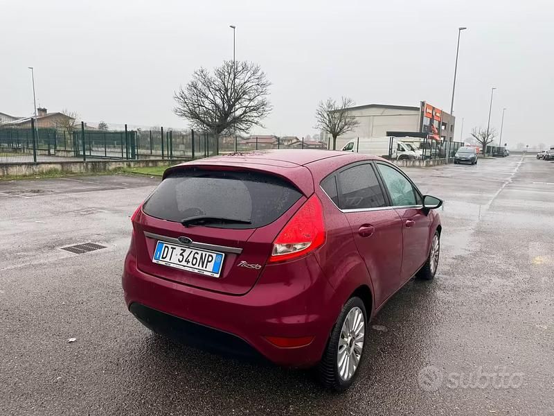 Usata Ford Fiesta Titanium 82 CV (60 kW) 2009 Rosso Utilitaria