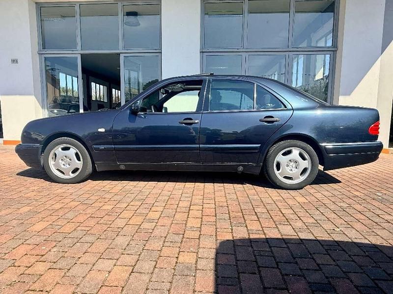 Käytetty Mercedes E200 Classic 136 HP (100 kW) 1997 Sininen Sedan