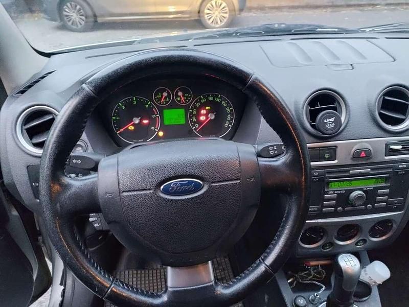 Usata Ford Fusion 95 CV (69 kW) 2006 Argento Utilitaria