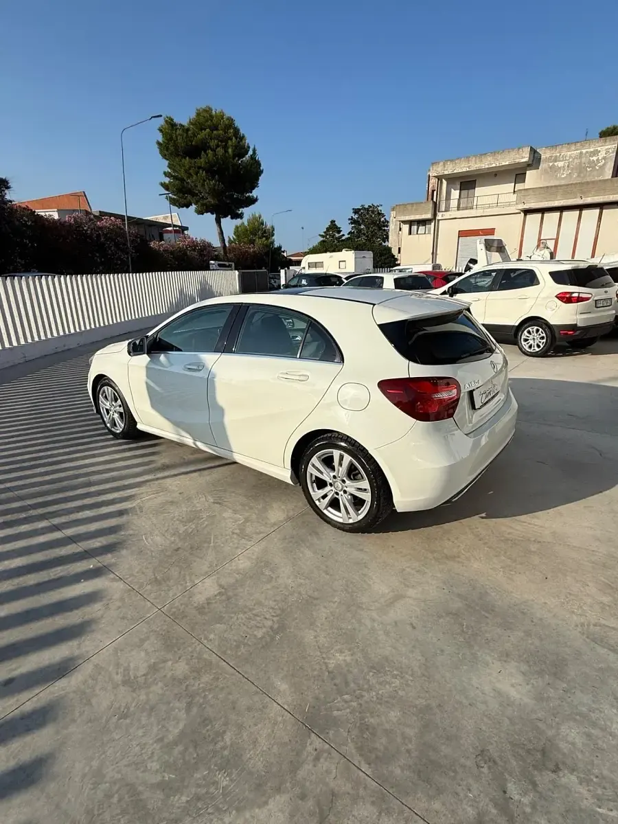 Usata Mercedes A180 Premium 108 CV (79 kW) 2017 Bianco Utilitaria
