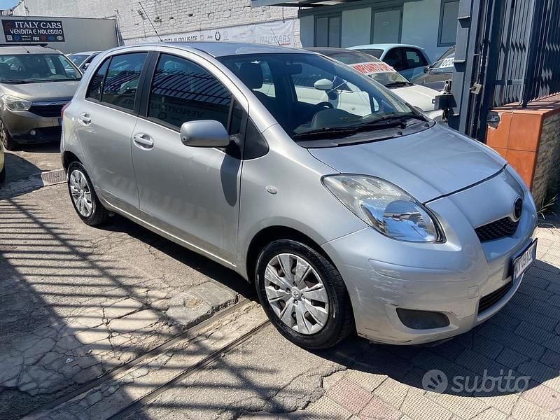 Usata Toyota Yaris Sol 100 CV (73 kW) 2009 Grigio Berlina