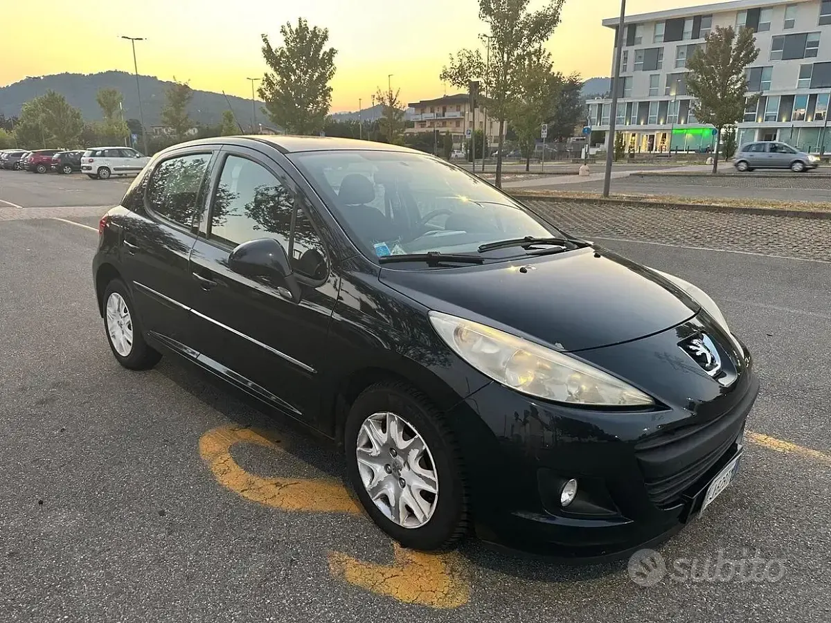 Usata Peugeot 207 Active 73 CV (53 kW) 2011 Nero Utilitaria