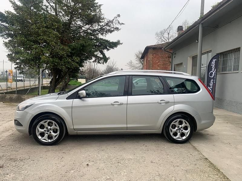 Begagnad Ford Focus Titanium 115 HK (84 kW) 2010 Silver Kombi