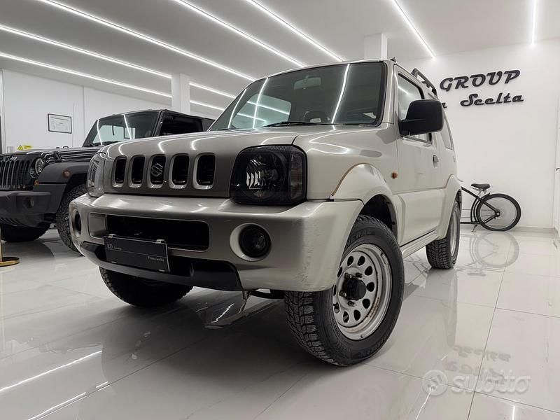 Usata Suzuki Jimny 86 CV (63 kW) 2005 Grigio SUV