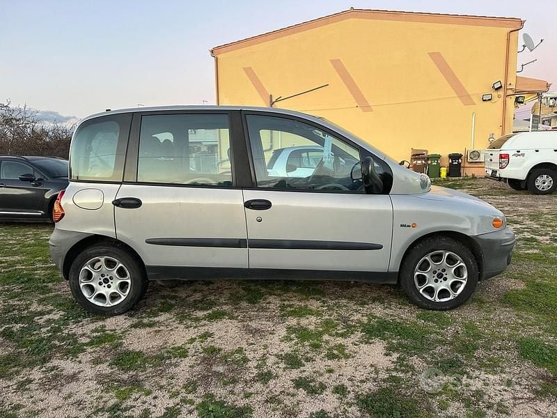 Usata Fiat Multipla 103 CV (75 kW) 2000 Grigio Monovolume
