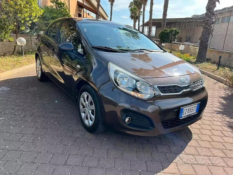 Usata Kia Rio EX 90 CV (66 kW) 2012 Marrone Berlina