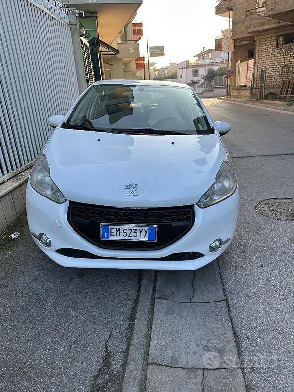 Bianco Usata 2012 Peugeot 208 Due volumi | 3800 € (Buon prezzo) - Immagine 1/1