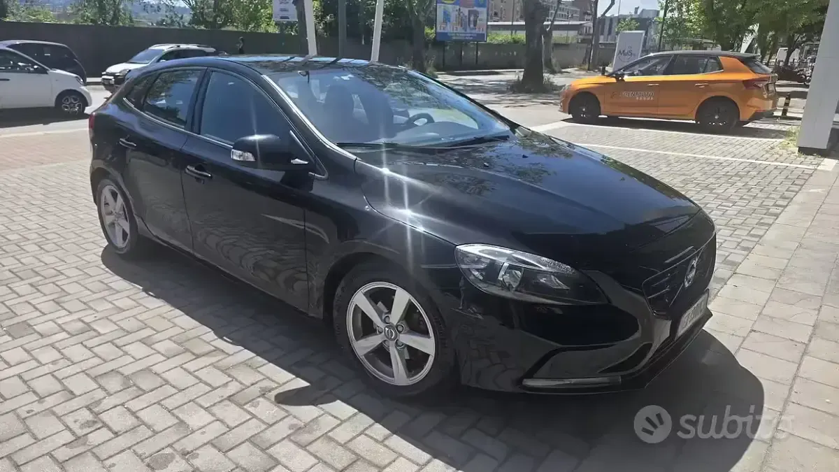 Usata Volvo V40 120 CV (88 kW) 2015 Nero Station wagon