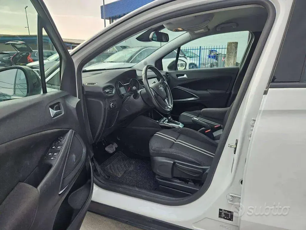 Usata Opel Crossland Elegance 131 CV (96 kW) 2024 Grigio SUV