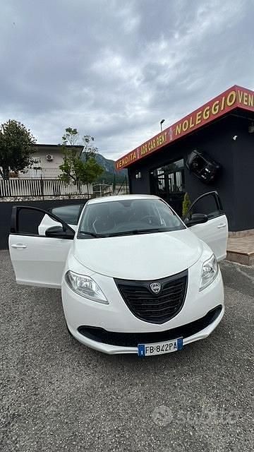 Usata Lancia Ypsilon 69 CV (50 kW) 2015 Bianco Utilitaria