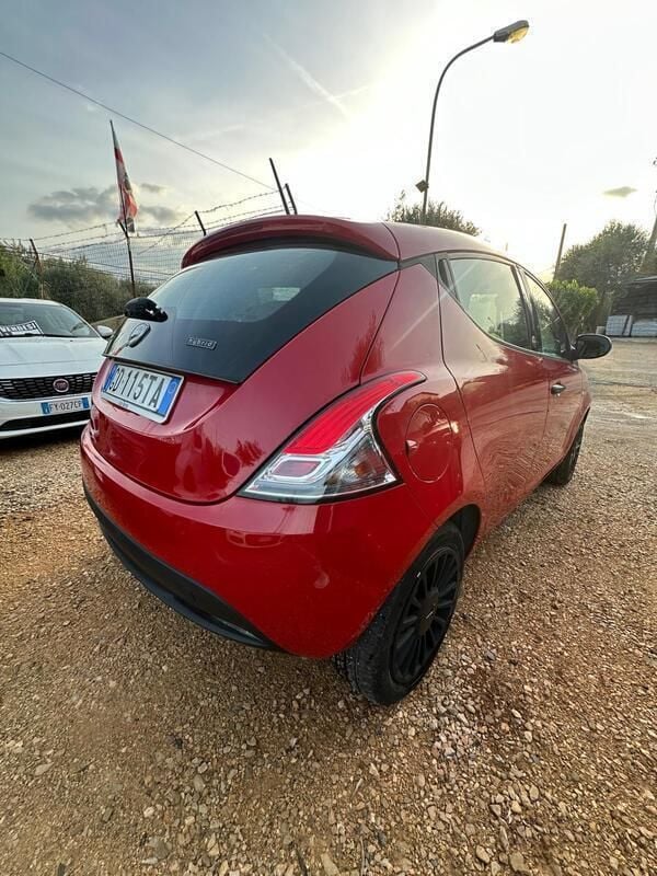 Usata Lancia Ypsilon Silver 70 CV (51 kW) 2021 Rosso Utilitaria