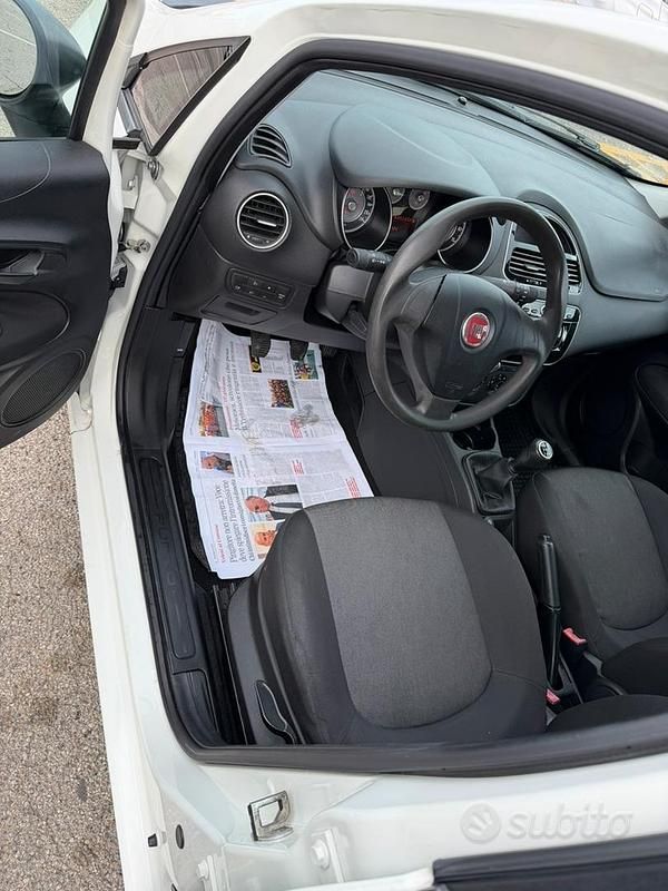 Usata Fiat Grande Punto Young 75 CV (55 kW) 2014 Bianco Utilitaria