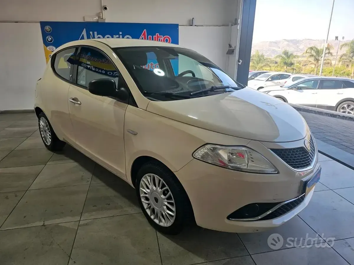 Usata Lancia Ypsilon Platinum 69 CV (50 kW) 2017 Marrone Utilitaria