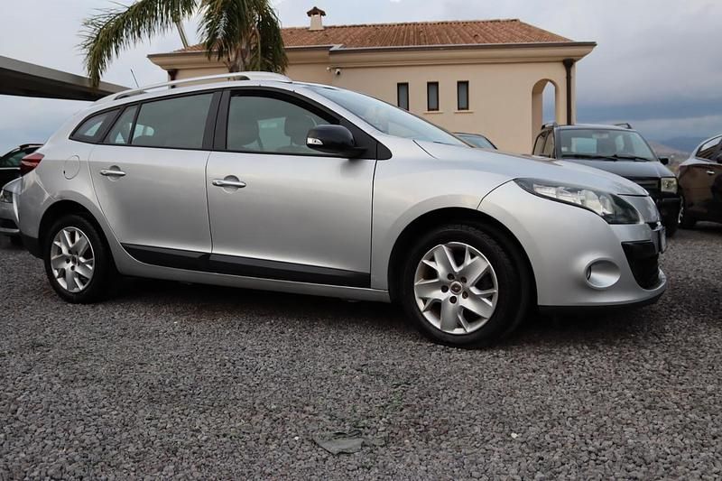 Usado Renault Mégane GT Line GT-Line 110 CV (80 kW) 2011 Plateado Familiar