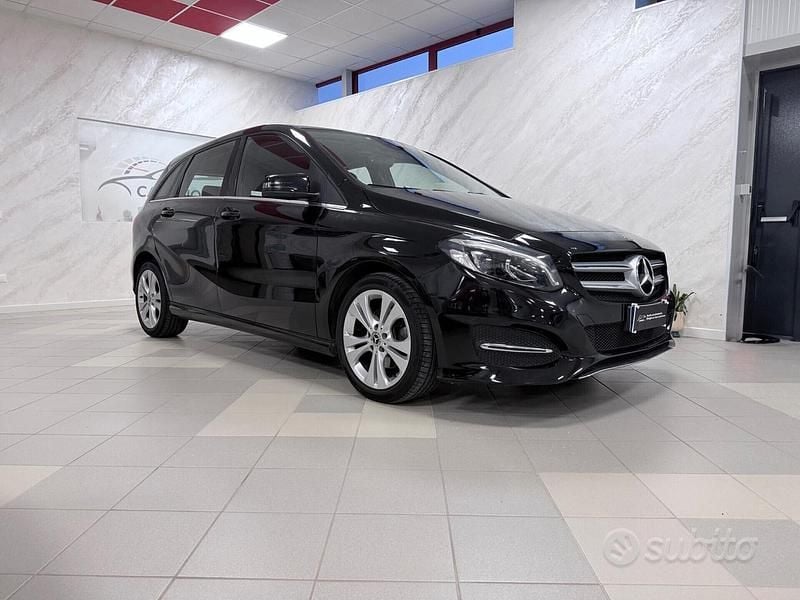 Usata Mercedes B200 136 CV (100 kW) 2019 Nero Utilitaria
