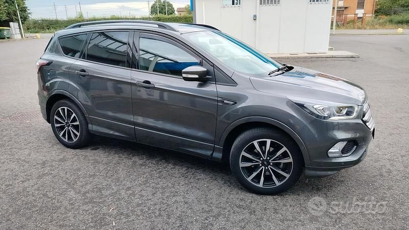 Usata Ford Kuga 120 CV (88 kW) 2019 Grigio SUV