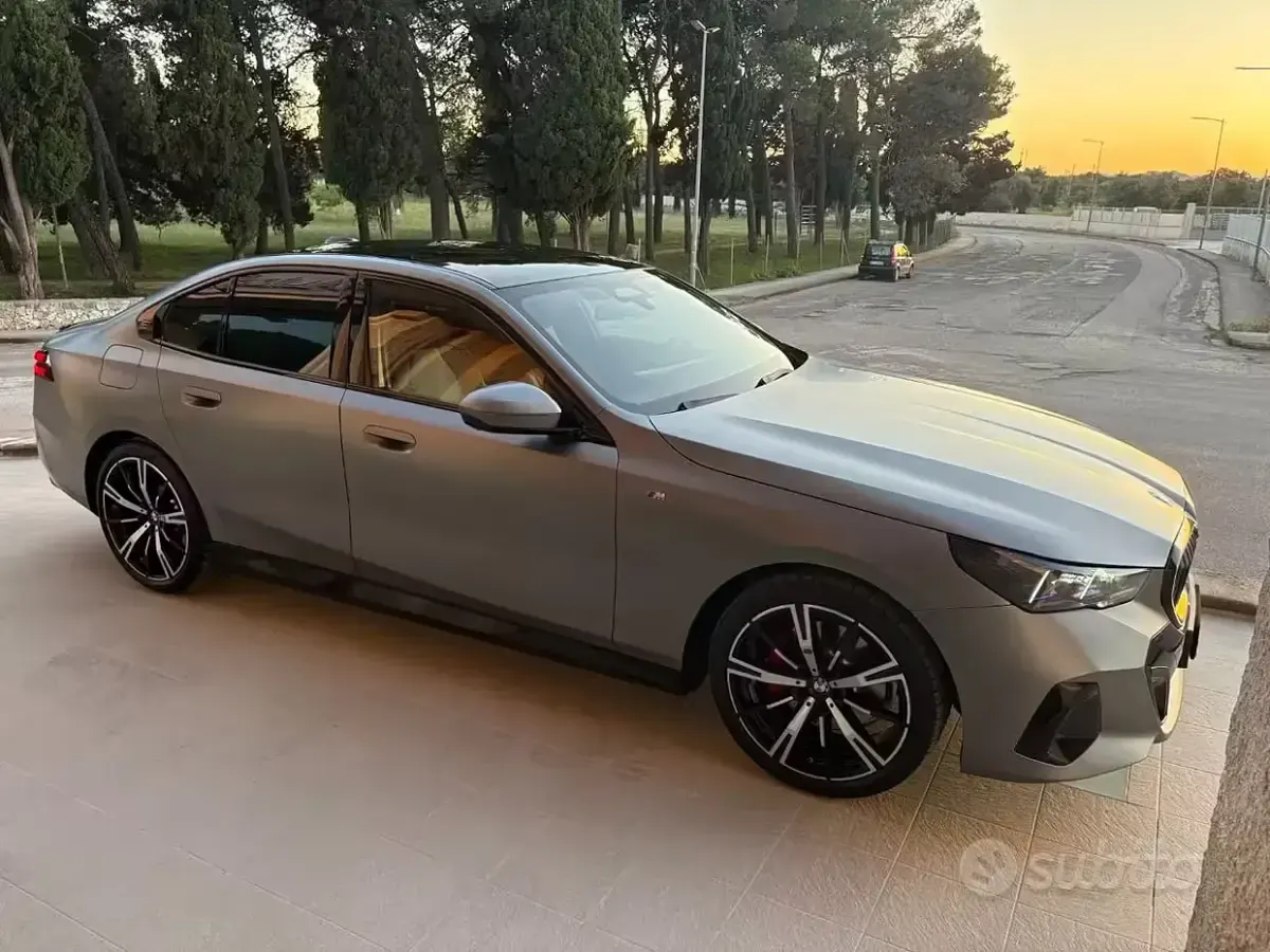 Occasion BMW 520 M Sport 197 ch (144 kW) 2024 Gris Berline