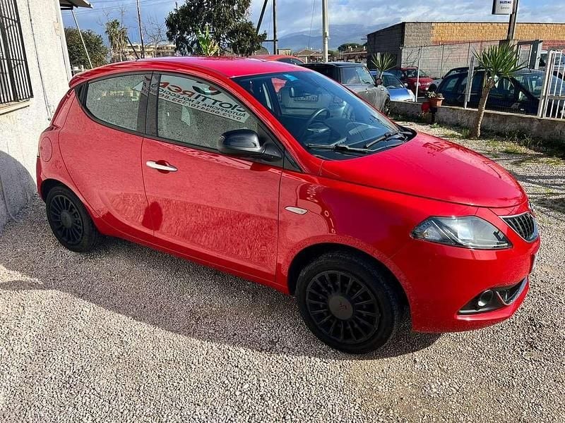 Usata Lancia Ypsilon Silver 69 CV (50 kW) 2022 Rosso Utilitaria