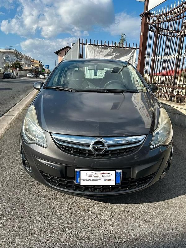 Usata Opel Corsa 75 CV (55 kW) 2012 Grigio Berlina