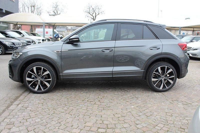 Nuova VW T-Roc R-line 116 CV (85 kW) 2025 Grigio scuro metallizzato SUV