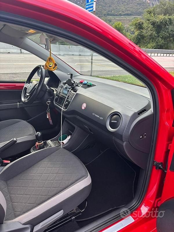 Begagnad VW up! 60 HK (44 kW) 2019 Röd Halvkombi