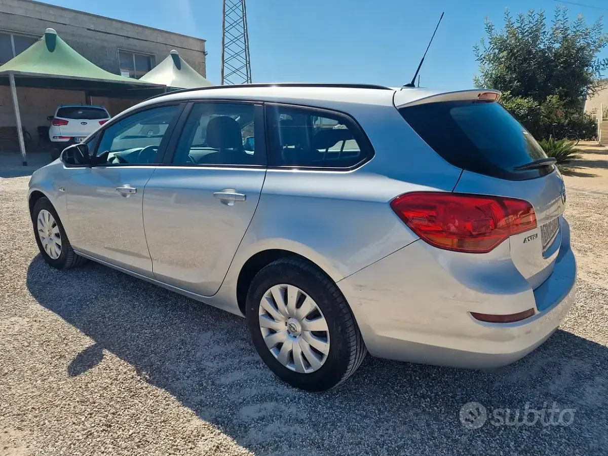 Usata Opel Astra Cosmo 110 CV (80 kW) 2012 Grigio Station wagon