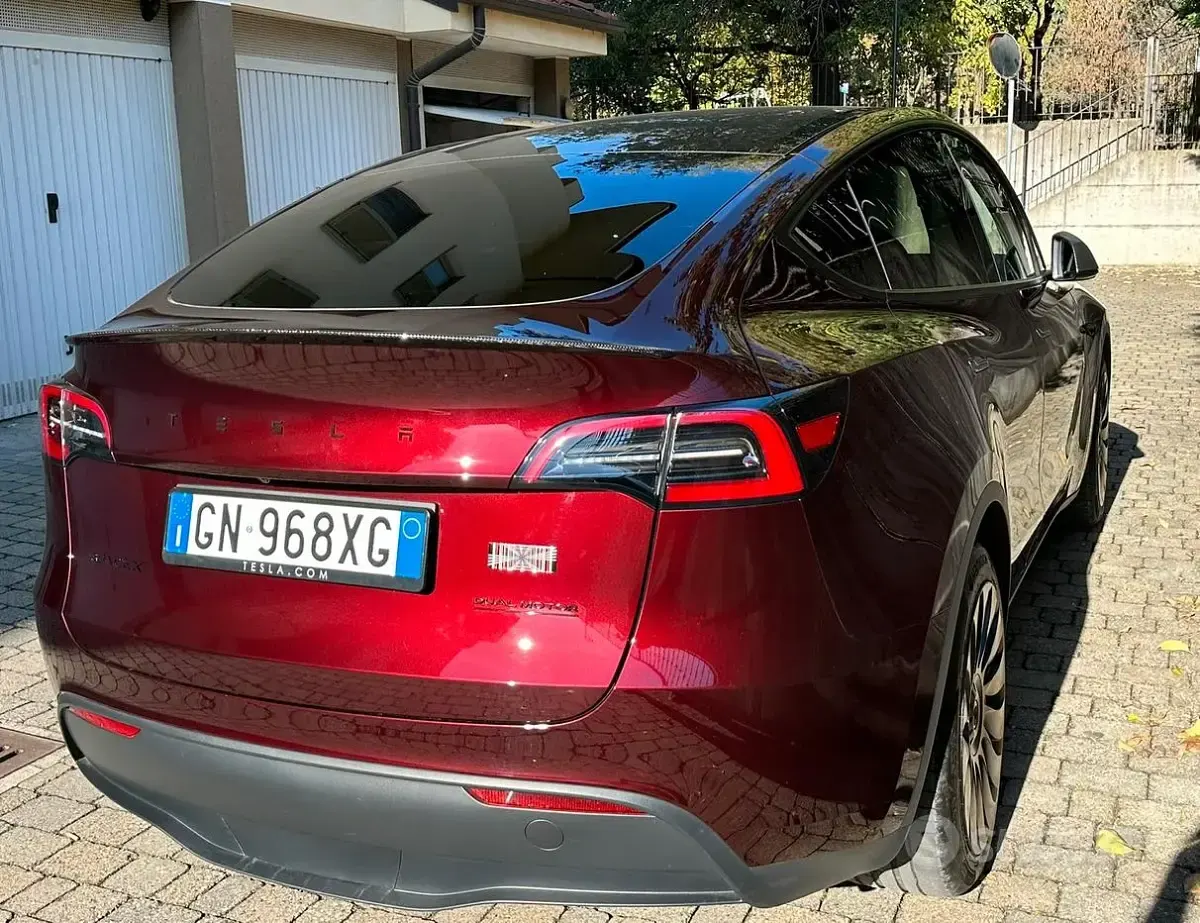 Usata Tesla Model Y Long Range AWD 189 kW (258 CV) 2023 Rosso SUV