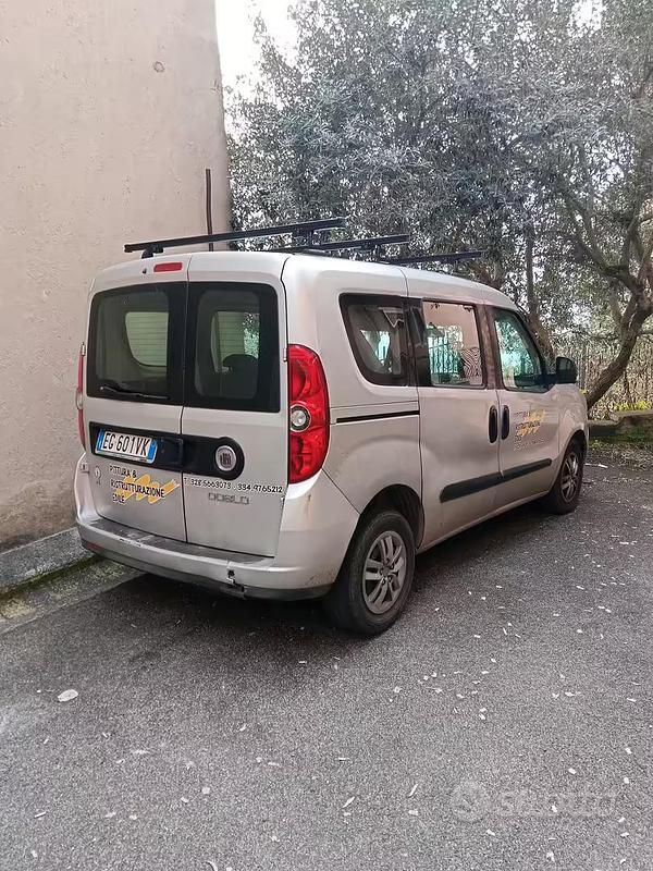 Begagnad Fiat Doblò 105 HK (77 kW) 2011 Grå Minibuss