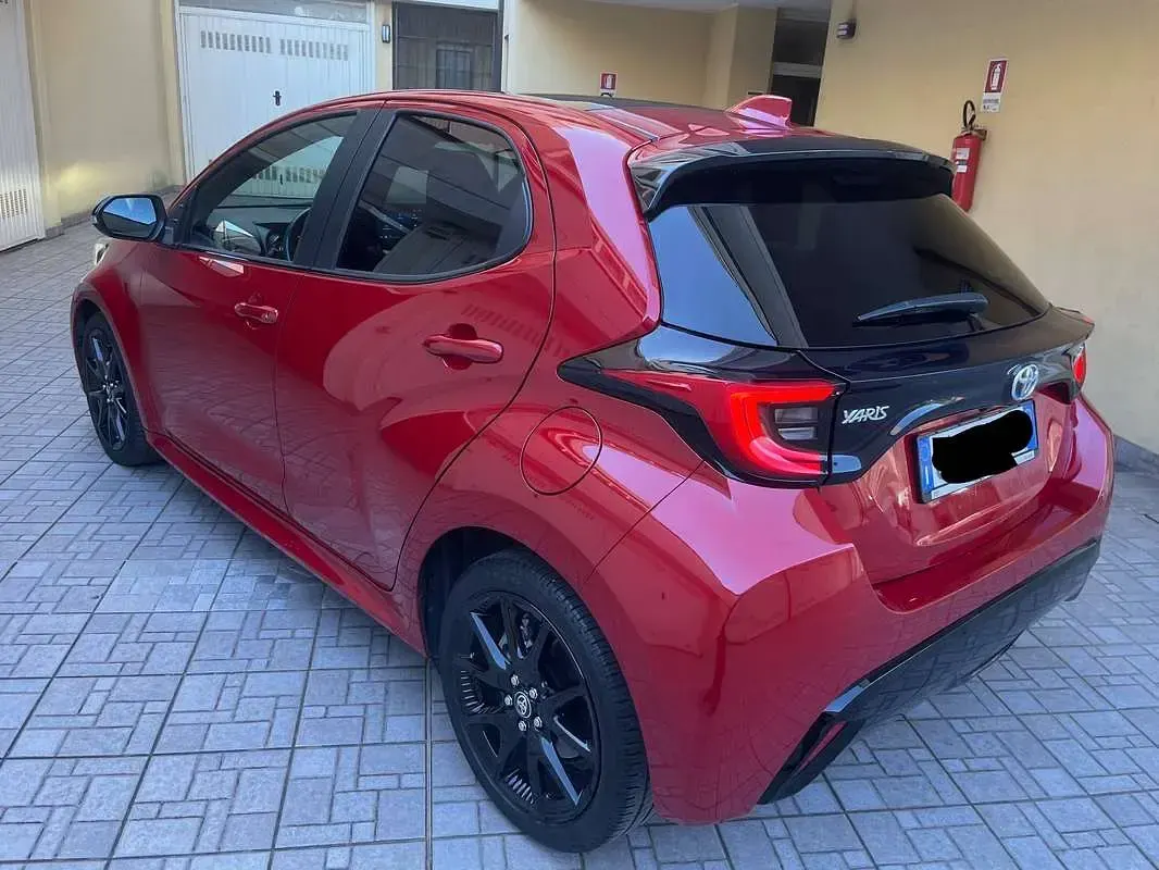 Usata Toyota Yaris Hybrid Lounge 92 CV (67 kW) 2022 Rosso Berlina