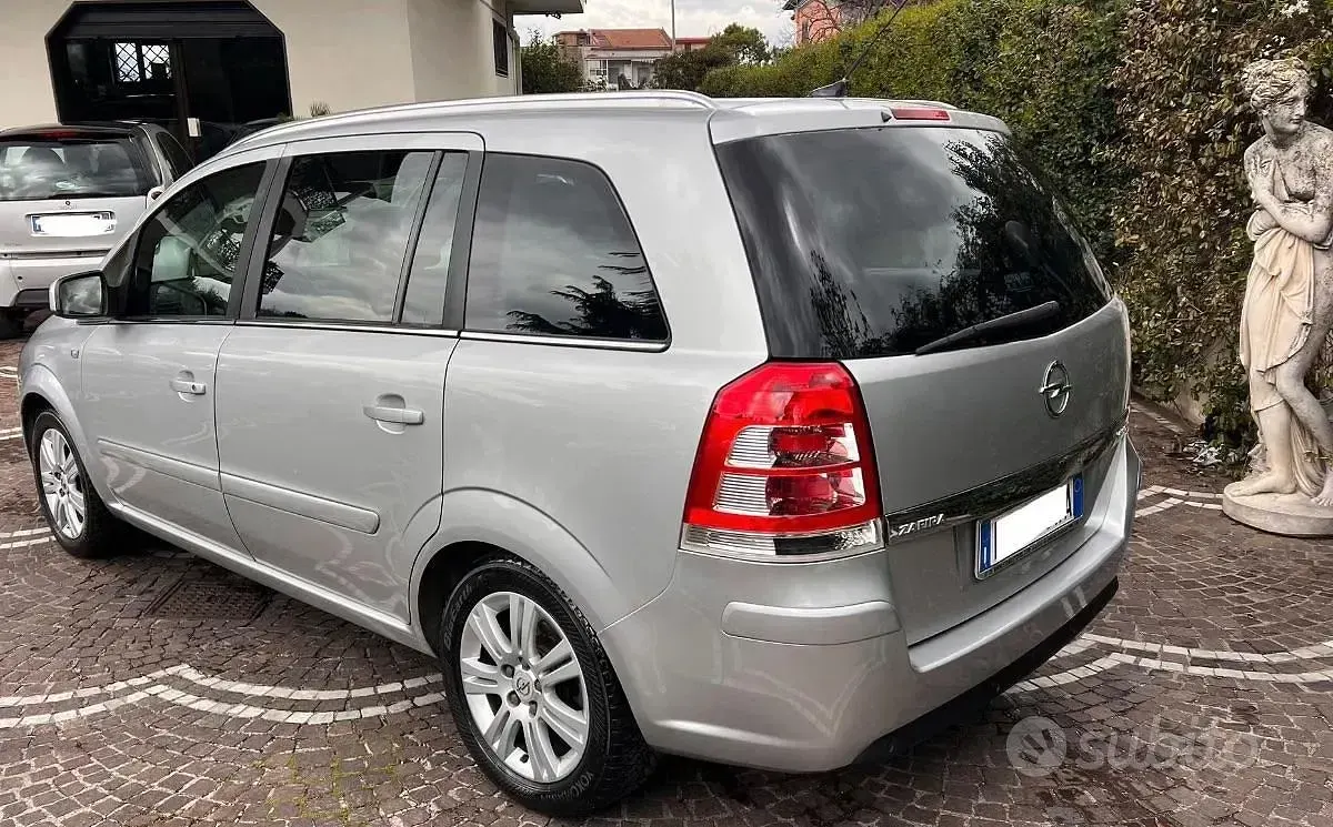 Usata Opel Zafira Cosmo 125 CV (91 kW) 2011 Argento Monovolume