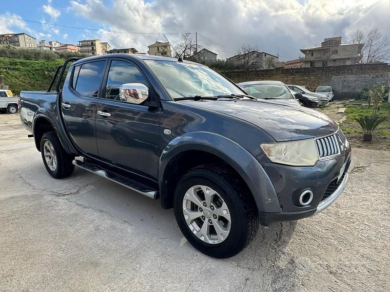 Usata Mitsubishi L200 178 CV (130 kW) 2010 Grigio Pick-up