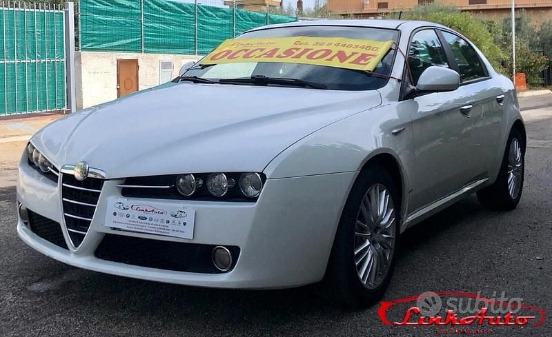 Bianco Usata 2009 Alfa Romeo 159 Distinctive Tre volumi | 3990 € (Buon prezzo) - Immagine 1/4