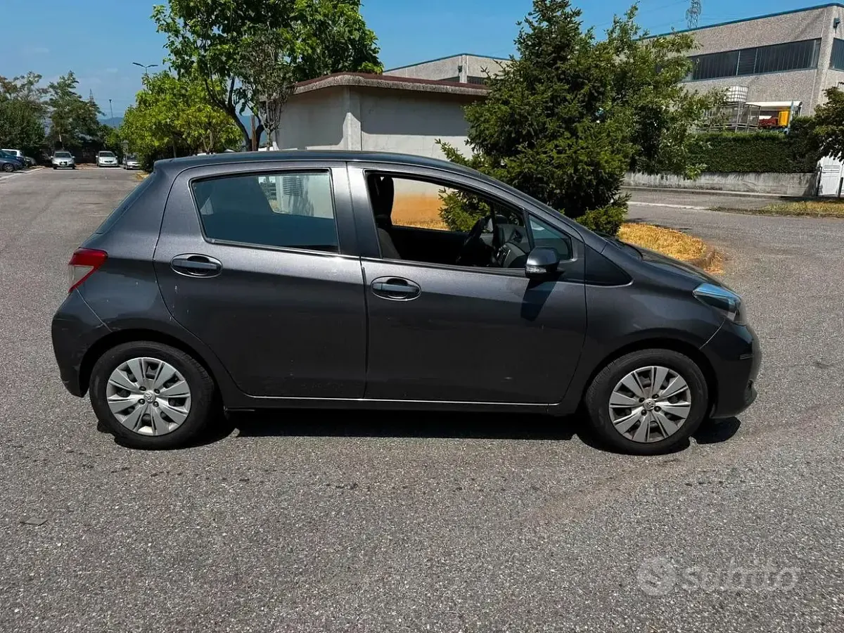 Usata Toyota Yaris Lounge 69 CV (50 kW) 2012 Grigio Utilitaria