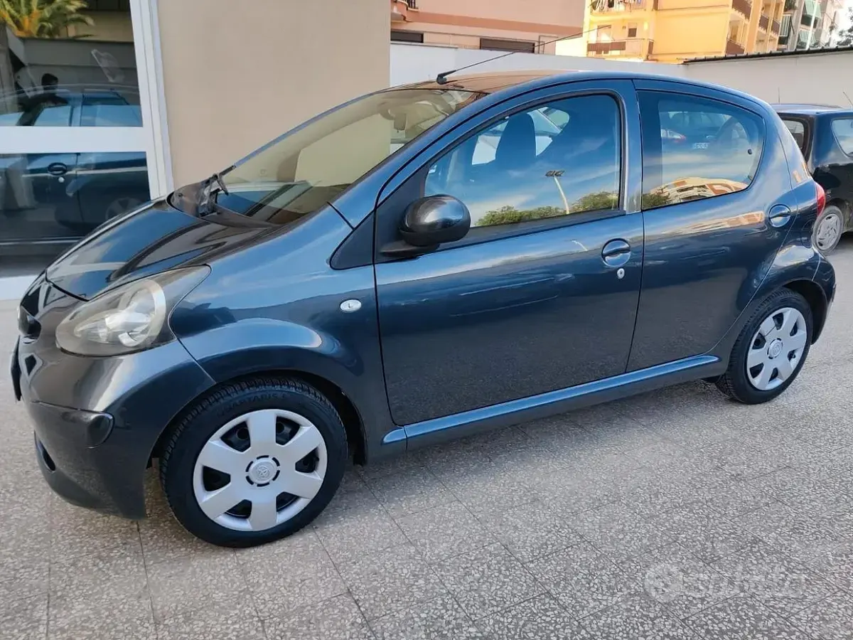 Usata Toyota Aygo Sol 68 CV (50 kW) 2006 Grigio Utilitaria
