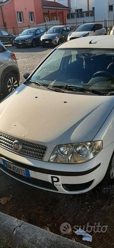 Bianco Usata 2009 Fiat Punto Classica Tre volumi | 1750 € - Immagine 1/4