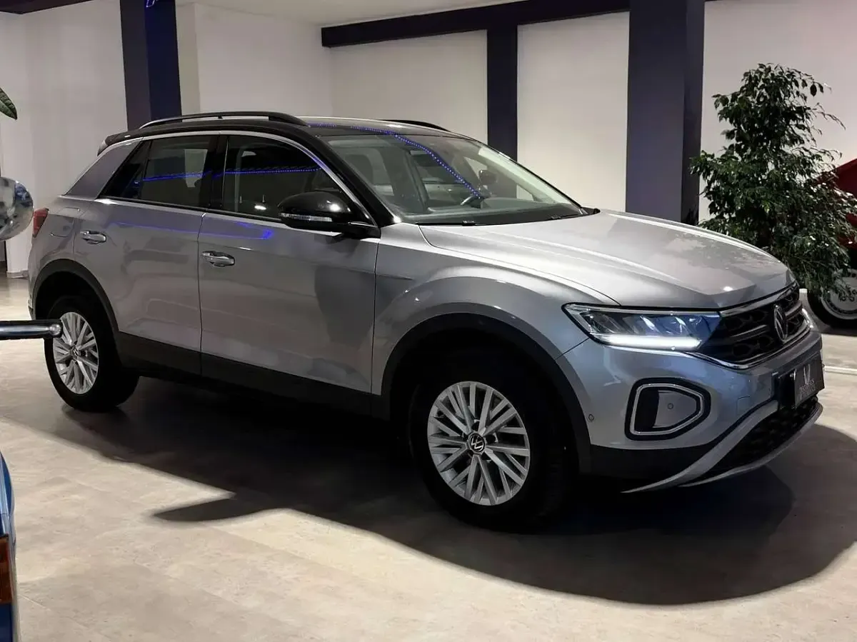 Usata VW T-Roc Life 150 CV (110 kW) 2023 Argento SUV