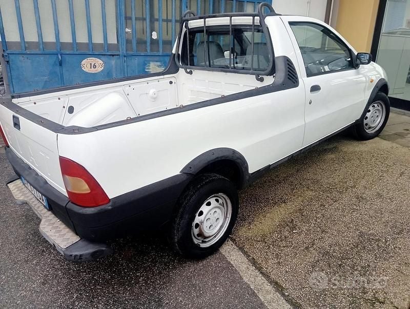 Usata Fiat Strada 60 CV (44 kW) 2001 Bianco Pick-up