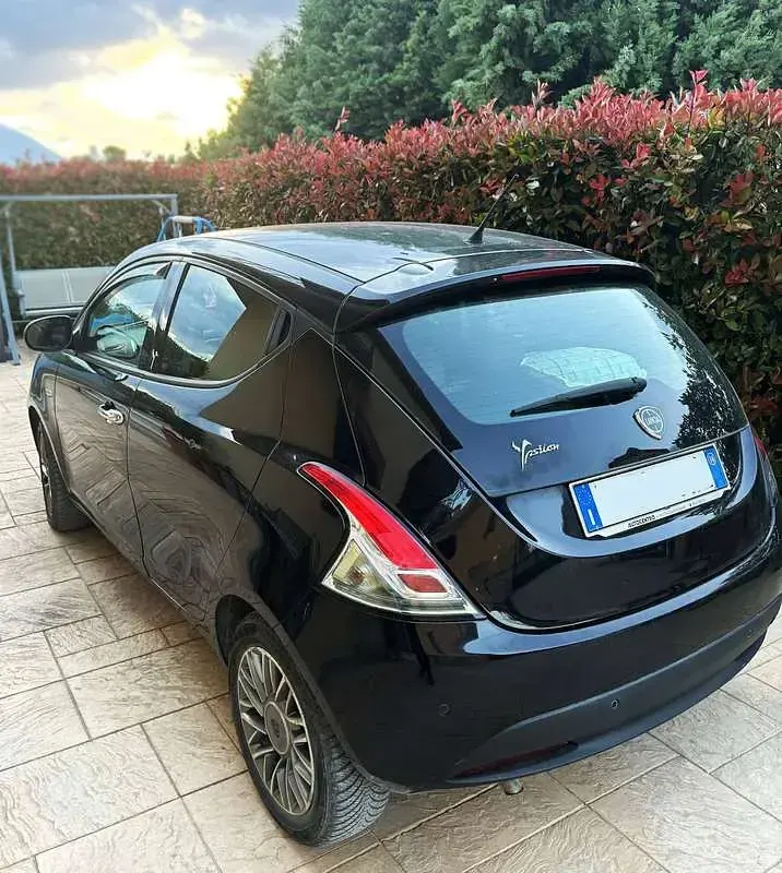 Usata Lancia Ypsilon 69 CV (50 kW) 2016 Nero Utilitaria
