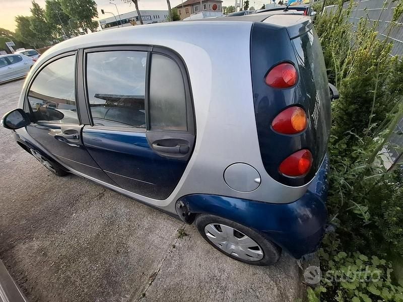 Usata Smart ForFour Pure 75 CV (55 kW) 2005 Blu Utilitaria