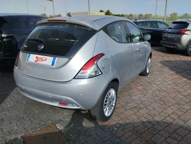 Usata Lancia Ypsilon Gold 69 CV (50 kW) 2017 Grigio Utilitaria