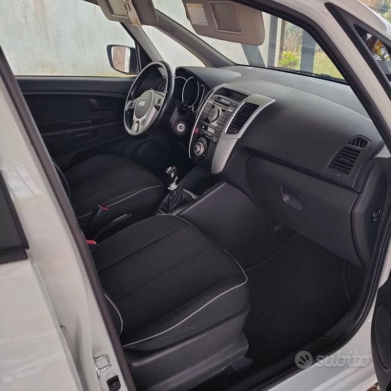 Usata Kia Venga 90 CV (66 kW) 2011 Bianco Utilitaria