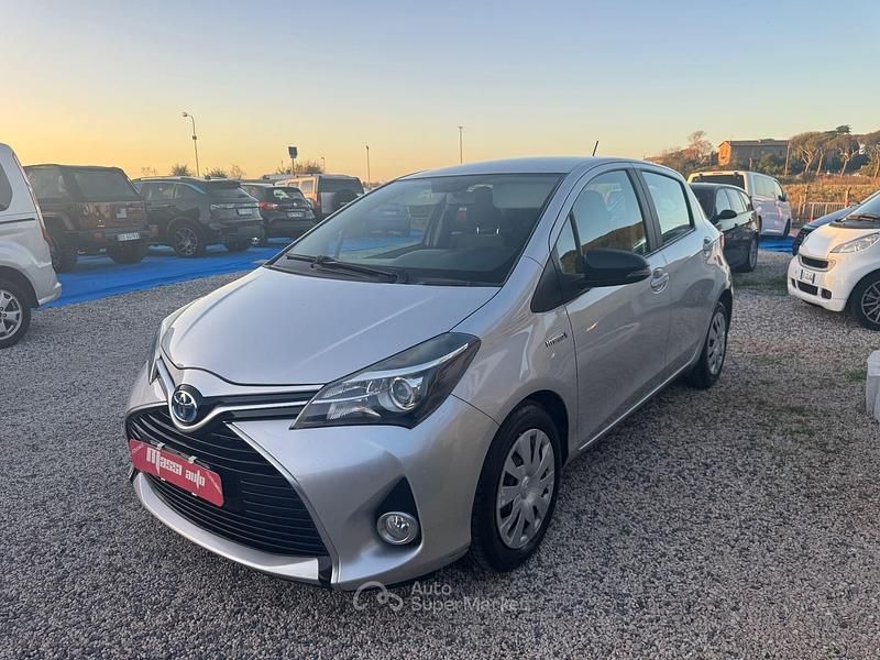 Usata Toyota Yaris Hybrid Business Edition 73 CV (53 kW) 2015 Argento Berlina