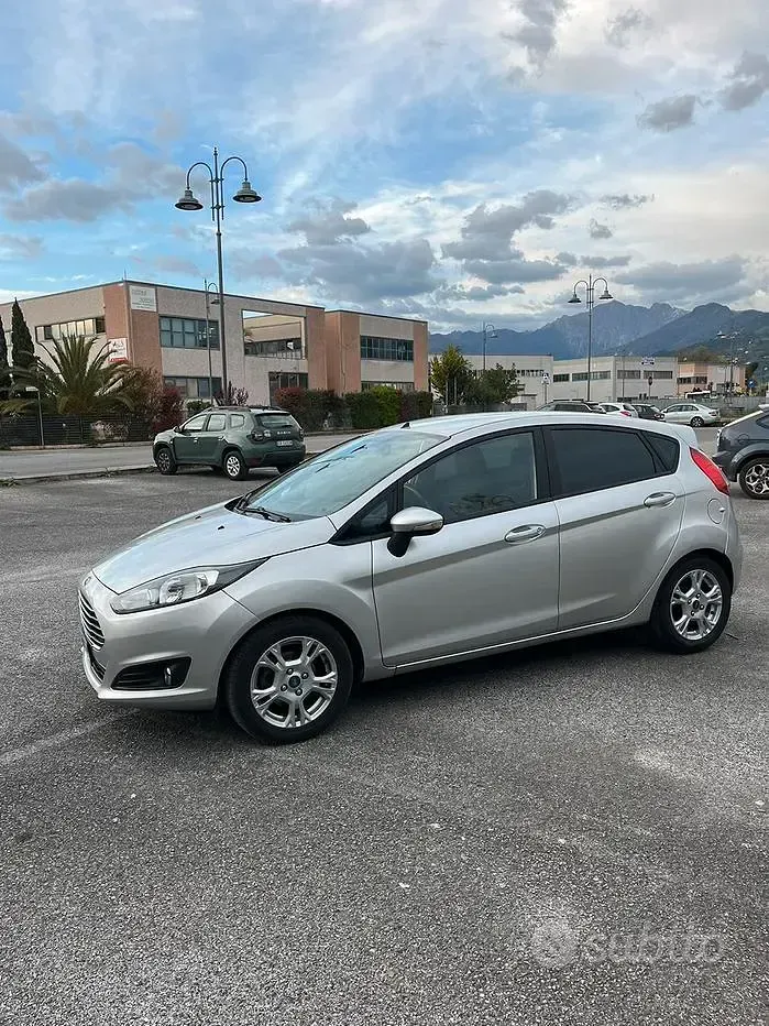 Usata Ford Fiesta 75 CV (55 kW) 2014 Grigio Utilitaria