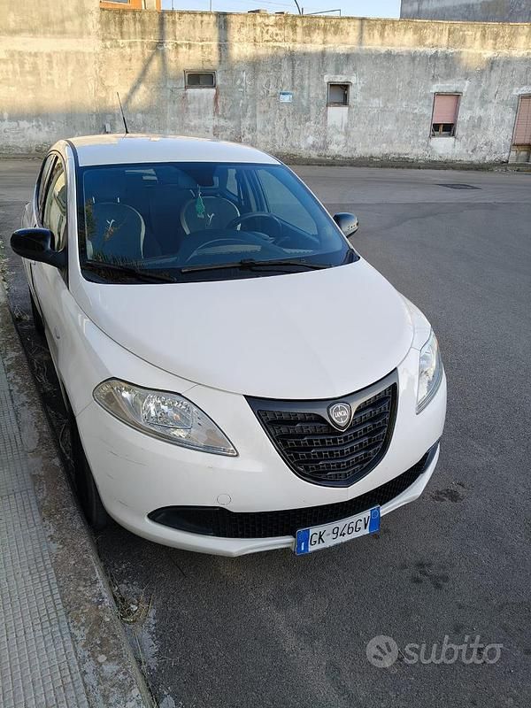 Usata Lancia Ypsilon 69 CV (50 kW) 2015 Bianco Utilitaria