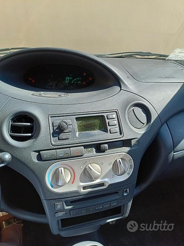 Usata Toyota Yaris 65 CV (47 kW) 2005 Blu Berlina