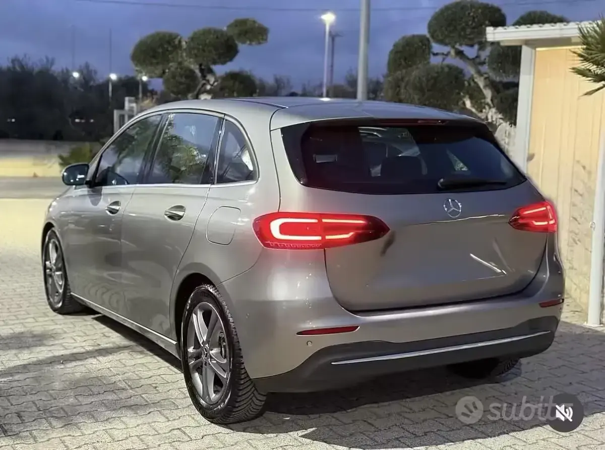 Usata Mercedes B180 116 CV (85 kW) 2020 Grigio Utilitaria