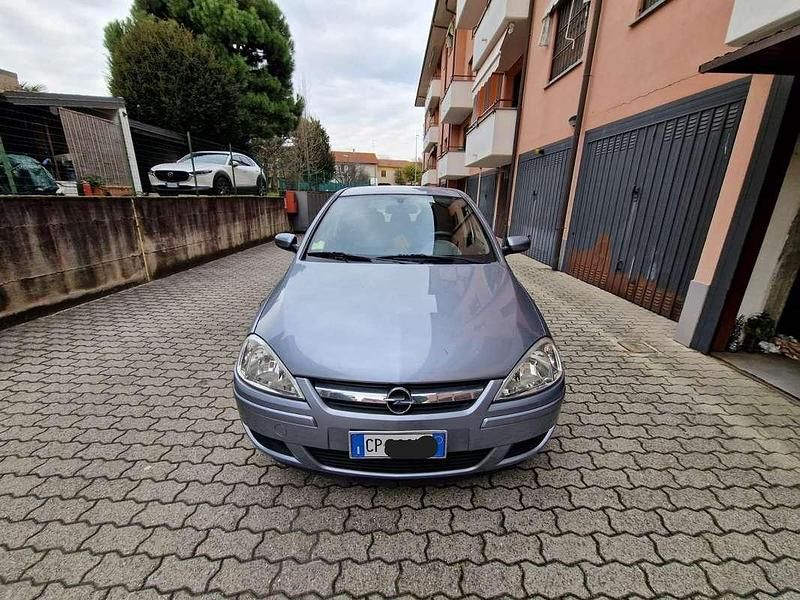 Grigio Usata 2004 Opel Corsa Enjoy Tre volumi | 1700 € (Buon prezzo) - Immagine 1/4
