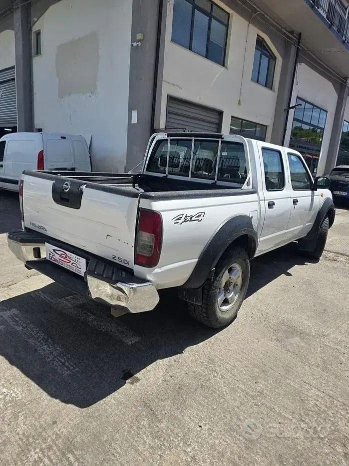 Usata Nissan Navara XE 174 CV (127 kW) 2006 Bianco Pick-up